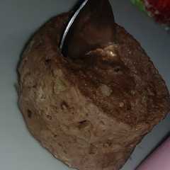 Una foto de Tortita de banana, avena y cacao fitt al microondas