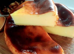 รูปของ โยเกิร์ตเค้กหน้าไหม้ Basque Burnt Yoghurt Cake (ใช้ส่วนผสมแค่ 4 อย่าง)