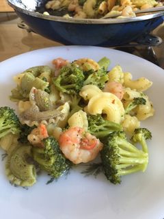 Una foto de Brócoli salteado con pasta y gambitas