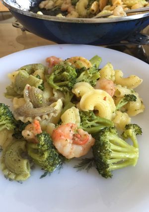 Una foto de Brócoli salteado con pasta y gambitas