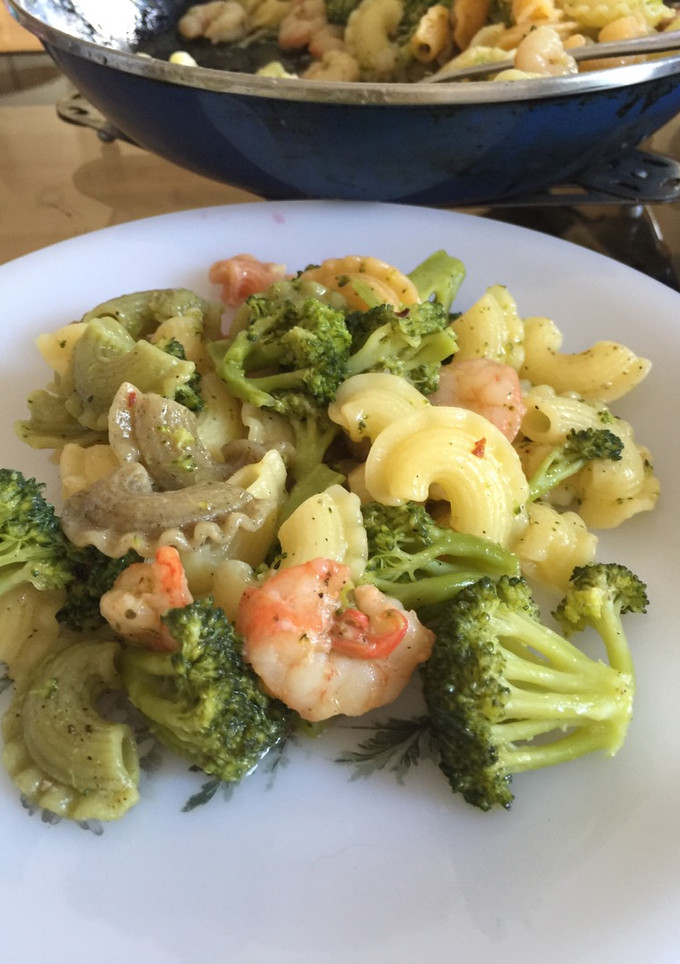 Una foto de Brócoli salteado con pasta y gambitas
