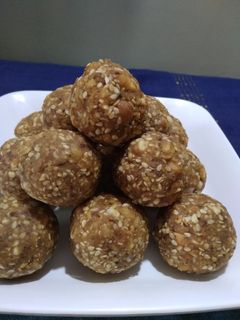 गुड गोंद के ड्राई फ्रूट लड्डू (Gur gond ke dry fruit laddu recipe in hindi) रेसिपी मुख्य फोटो