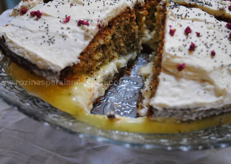 Poppy seeds cake with lemon curd