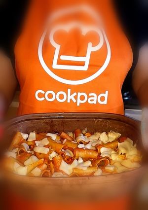 O poză a rețetei Paccheri alla sorrentina cu bacon în oală de lut la cuptor.