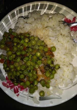 A picture of Peas Served with rice.