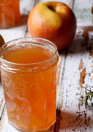 Une photo de Gelée de pommes parfumée au romarin