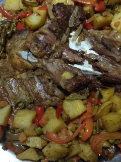 صورة لوصفة كتف ضاني مشوي بالفرن مع الخضار