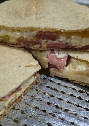 Una foto de Tarta fácil de salchicha y queso 🧀