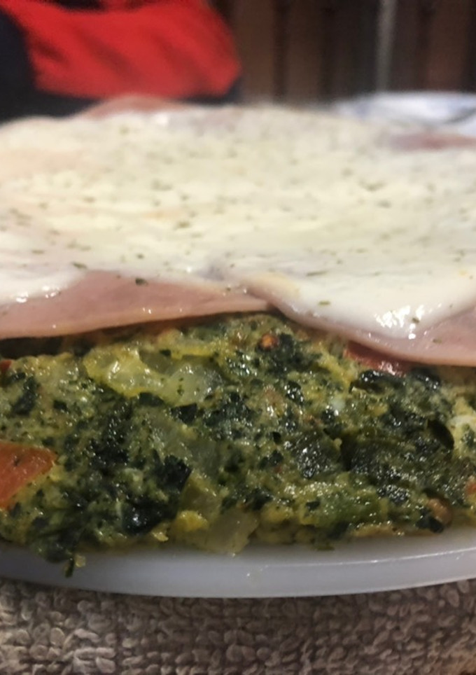 Una foto de Tortilla de guisantes (arvejas) con jamón y queso🥕🥬