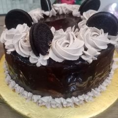 A picture of Full chocolate 🍫and oreo cake 🎂.