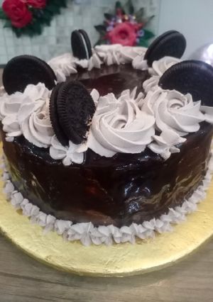 A picture of Full chocolate 🍫and oreo cake 🎂.