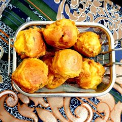 A picture of Mini potato pakora bread.