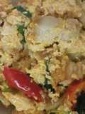 หมูกรอบผัดผงกะหรี่
