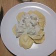 Raviolis de miel y queso cabra con salsa de pera