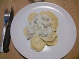 Raviolis de miel y queso cabra con salsa de pera