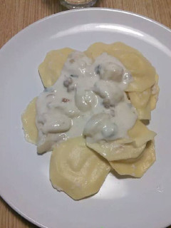 Una foto de Raviolis de miel y queso cabra con salsa de pera