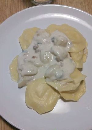Una foto de Raviolis de miel y queso cabra con salsa de pera
