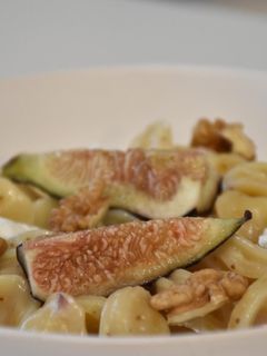 Une photo de Orecchiette chèvre, figues et noix