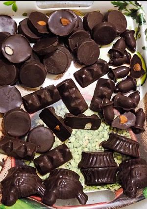 આલમંડ ડાર્ક ચોકલેટ (Almond Dark Chocolate Recipe In Gujarati) રેસીપી મુખ્ય ફોટો