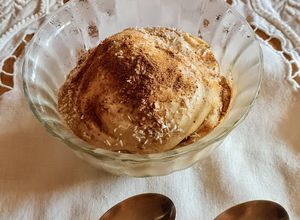 Una foto de Nice cream de banana y coco 🍌 🥥 Heladito saludable de banana con coco rallado ideal para infancias