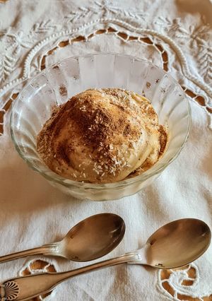 Una foto de Nice cream de banana y coco 🍌 🥥 Heladito saludable de banana con coco rallado ideal para infancias