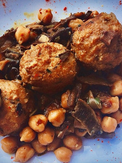 Una foto de Albóndigas veganas con setas y garbanzos al curry