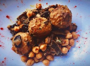 Foto principal de Albóndigas veganas con setas y garbanzos al curry