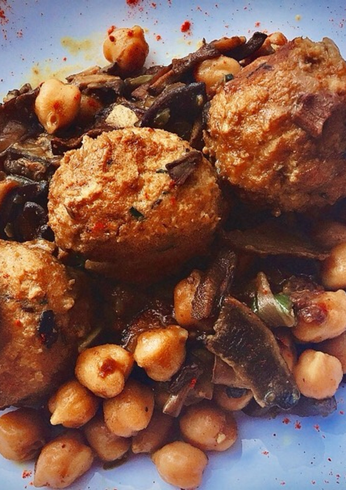 Una foto de Albóndigas veganas con setas y garbanzos al curry