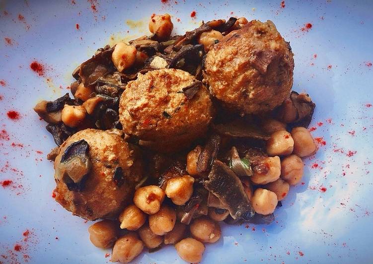 Albóndigas veganas con setas y garbanzos al curry