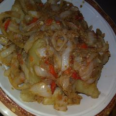 A picture of Sweet potatoes(fried with egg)and sauce.