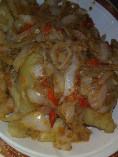 A picture of Sweet potatoes(fried with egg)and sauce.