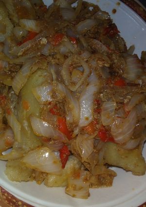 A picture of Sweet potatoes(fried with egg)and sauce.