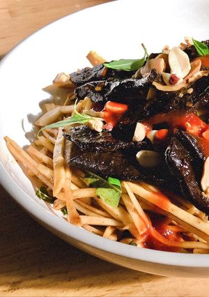Hình của món Gỏi Củ Cải Thuỵ Điển & Khô Gan Bò Đen.