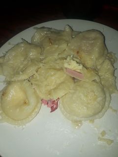 Una foto de Sorrentinos de jamón y queso en salsa blanca