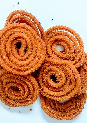 झटपट चकली (chakali recipe in marathi) रेसिपी चे मुख्य फोटो 