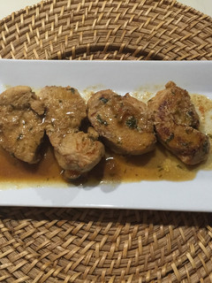 Una foto de Pechuga de Pollo en Pico de Gallo y Mostaza