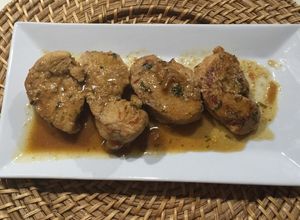Una foto de Pechuga de Pollo en Pico de Gallo y Mostaza