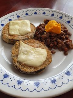 Una foto de Milanesas de berenjena al horno RRR🍆