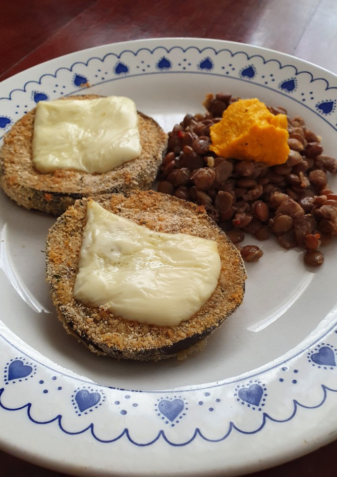 Una foto de Milanesas de berenjena al horno RRR🍆