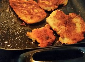 Una foto de Bistec empanado con huevo