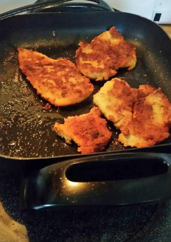Una foto de Bistec empanado con huevo