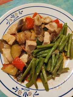 Una foto de Pollo con verduras estilo chino
