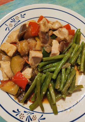 Una foto de Pollo con verduras estilo chino
