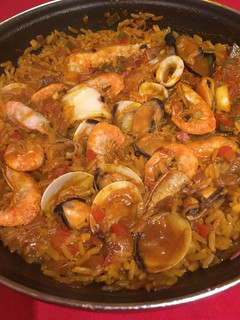 Una foto de Paella de marisco