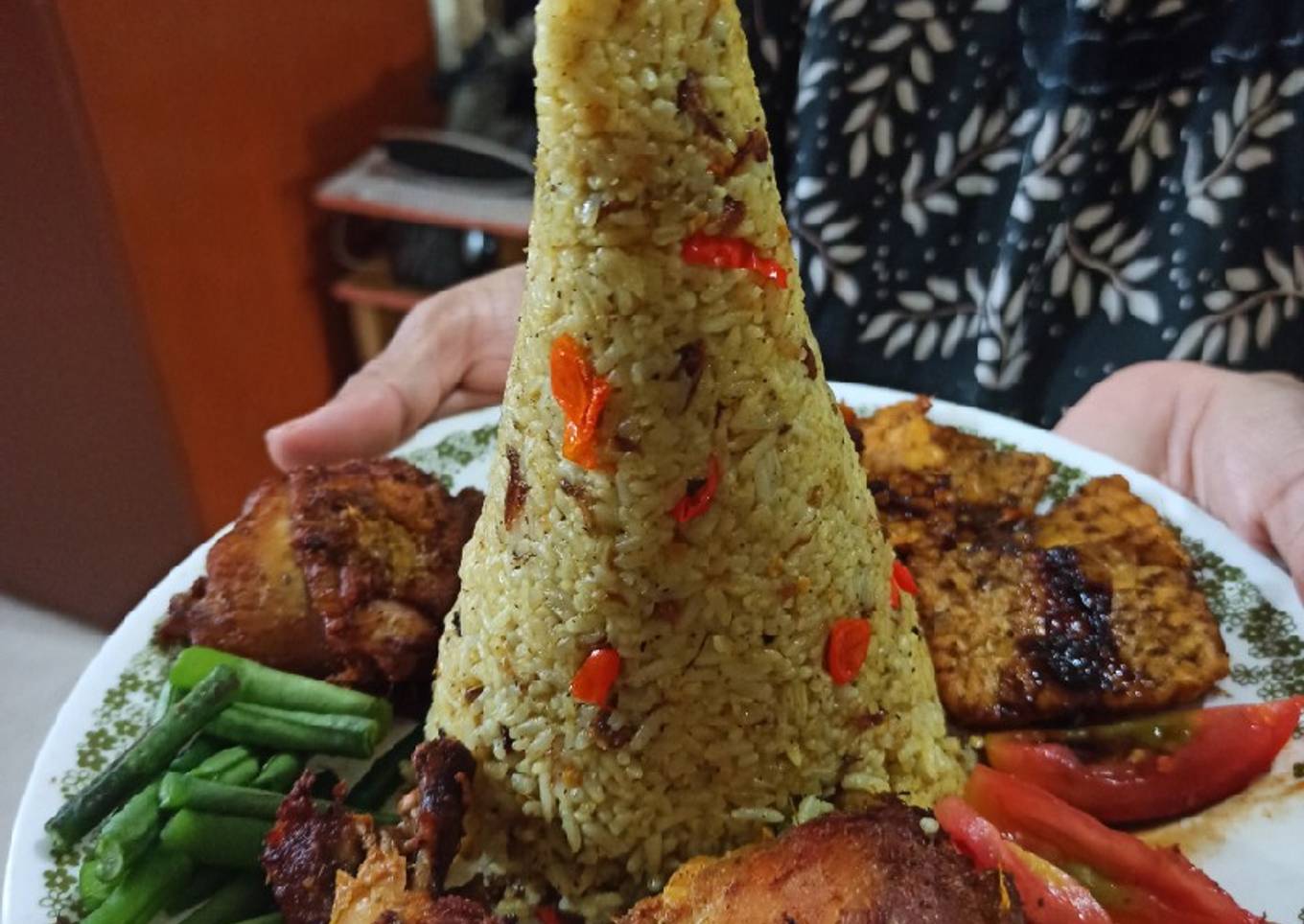 Tumpeng Suka - Suka Nasi Kuning Liwet dan Ayam Ungkep Panggang