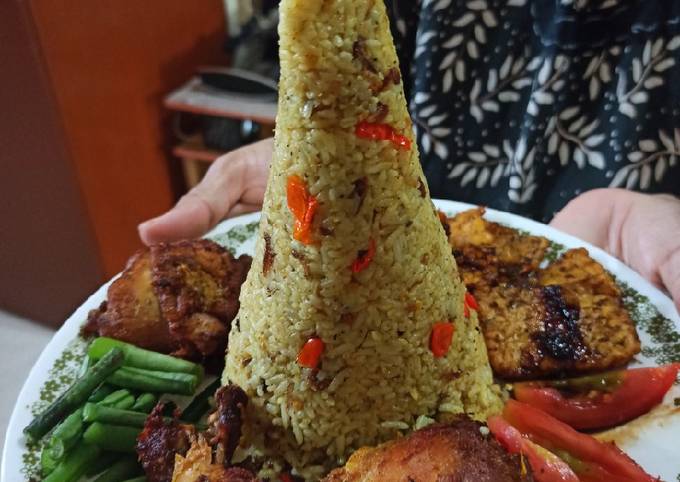 Tumpeng Suka - Suka Nasi Kuning Liwet dan Ayam Ungkep Panggang