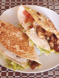 Una foto de Wrap con pollo frito a la barbacoa y guacamole