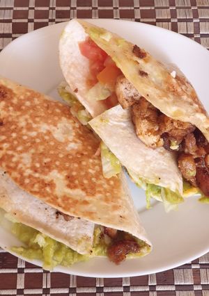 Una foto de Wrap con pollo frito a la barbacoa y guacamole