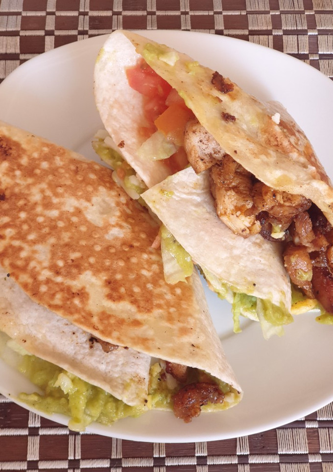 Una foto de Wrap con pollo frito a la barbacoa y guacamole
