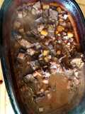 Geschmortes Rindfleisch mit Wurzelgemüse und Rotwein